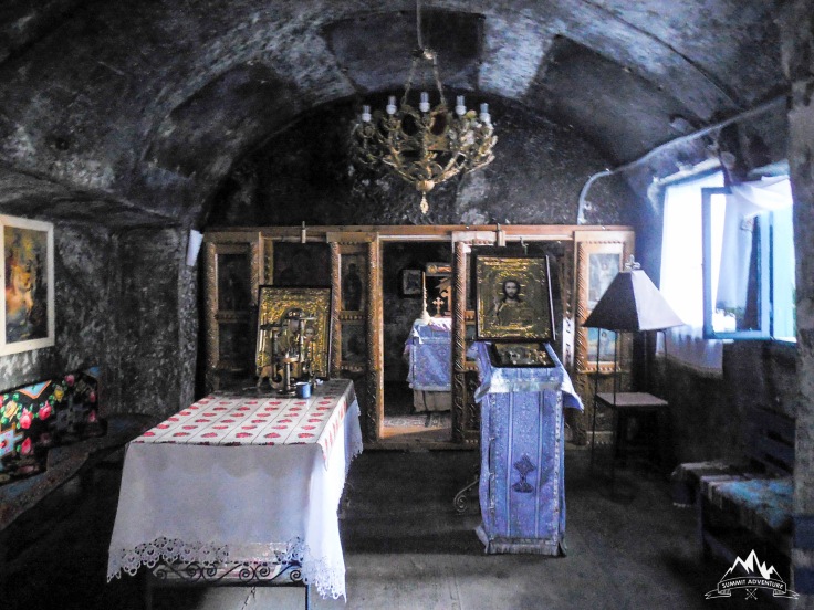 10 interior biserica rupestra Alunis